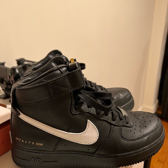 Exclusive Nike Air Force 1017ALYX - Picture 6 of 7